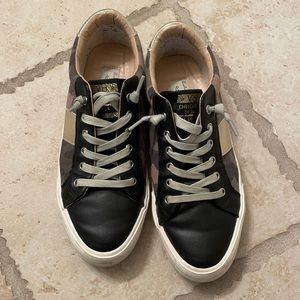 Vintage Havanna size 7 leather and camo sneaker